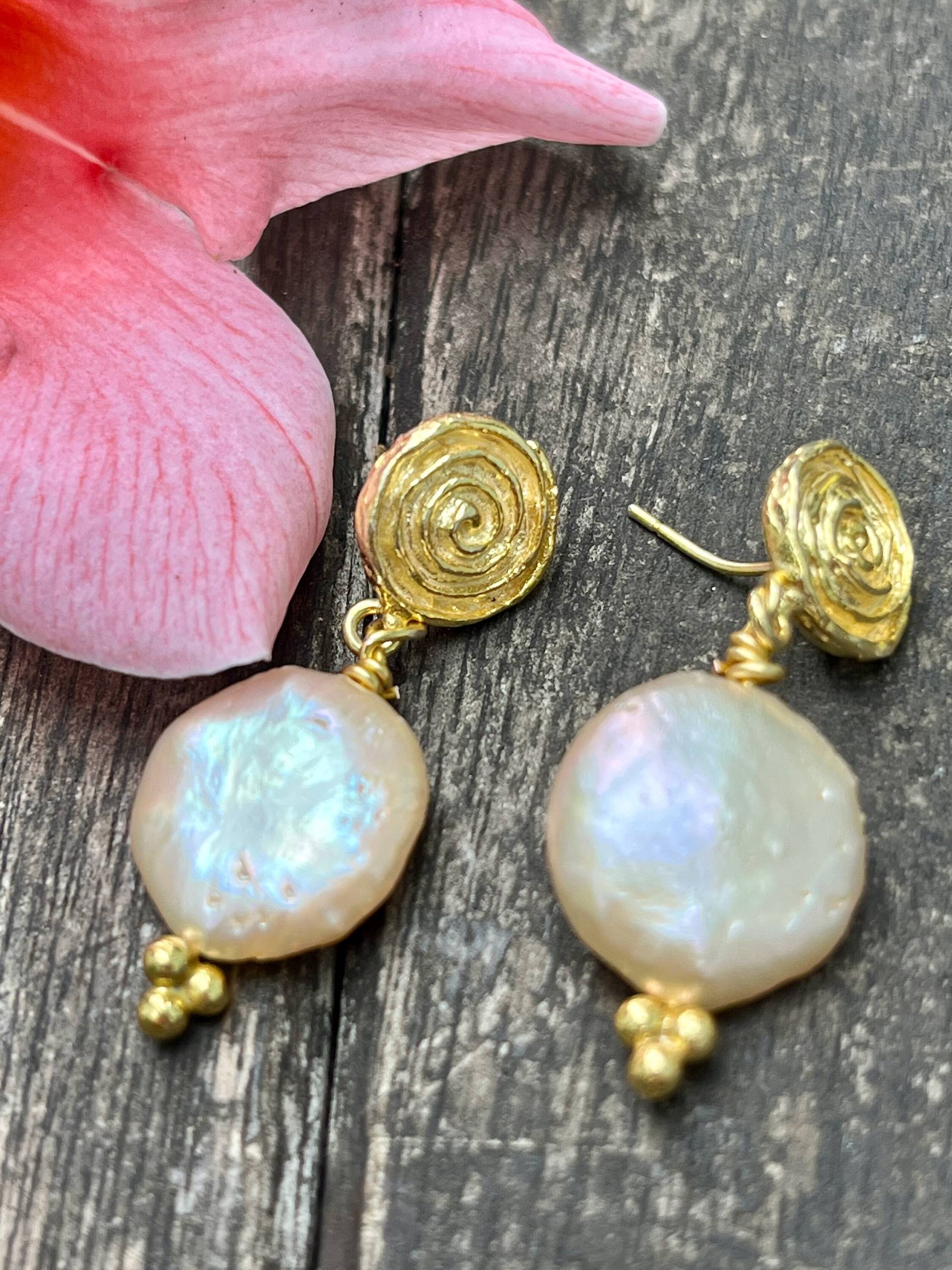Luxuriöse Ohrringe Mit Wunderschönen Münzperlen Und Gefüllten Gold Luxuriöse Ohrringe Mit Wunderschönen Münzperlen Und Gefüllten Gold von GoldenCityJewels