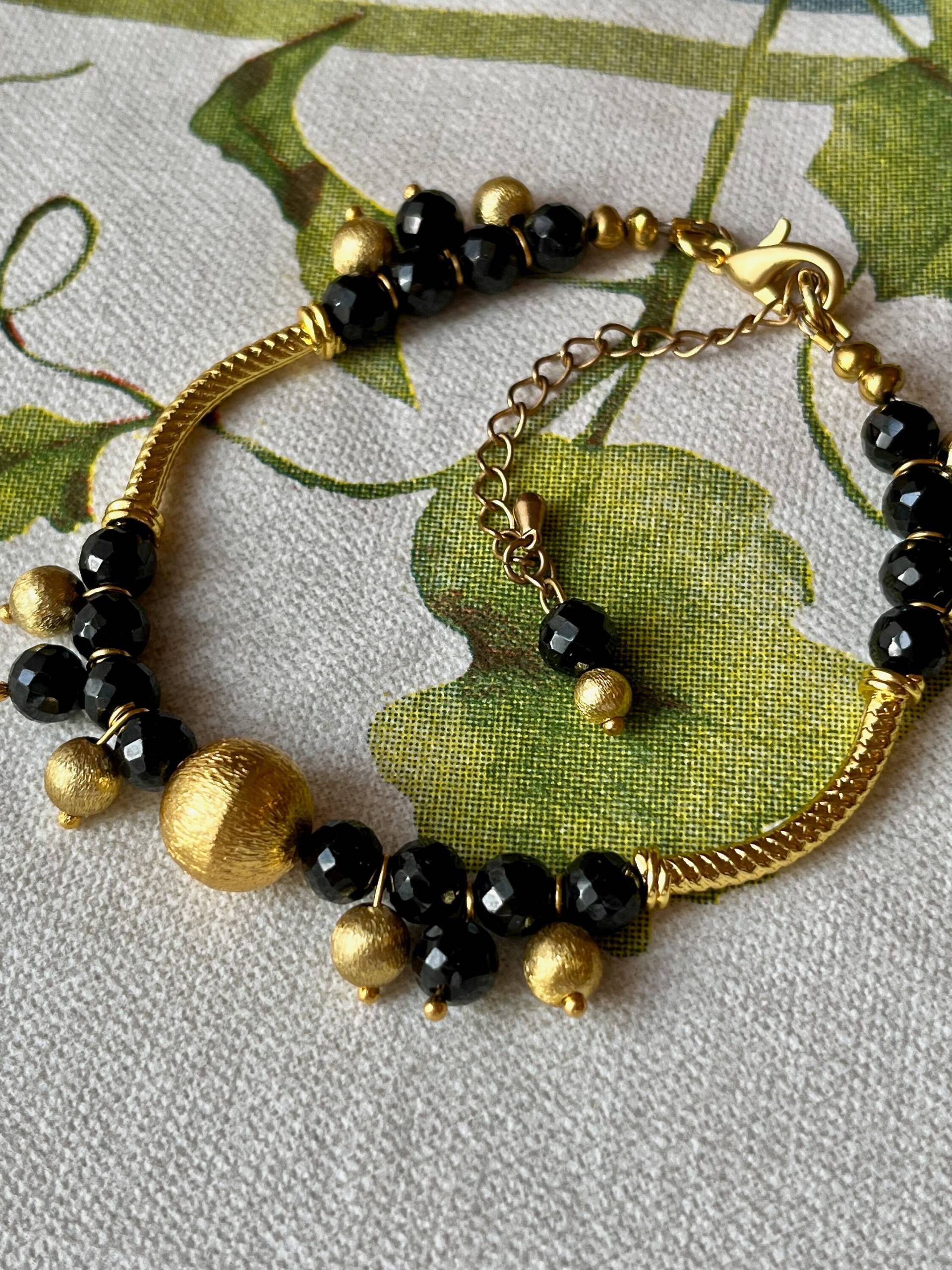 Schwarze Spinell Und Vergoldete Elemente Zeichnen Dieses Elegante Armband Aus Schwarze Spinell Und Vergoldete Elemente Zeichnen Dieses Elegante Armband Aus von GoldenCityJewels