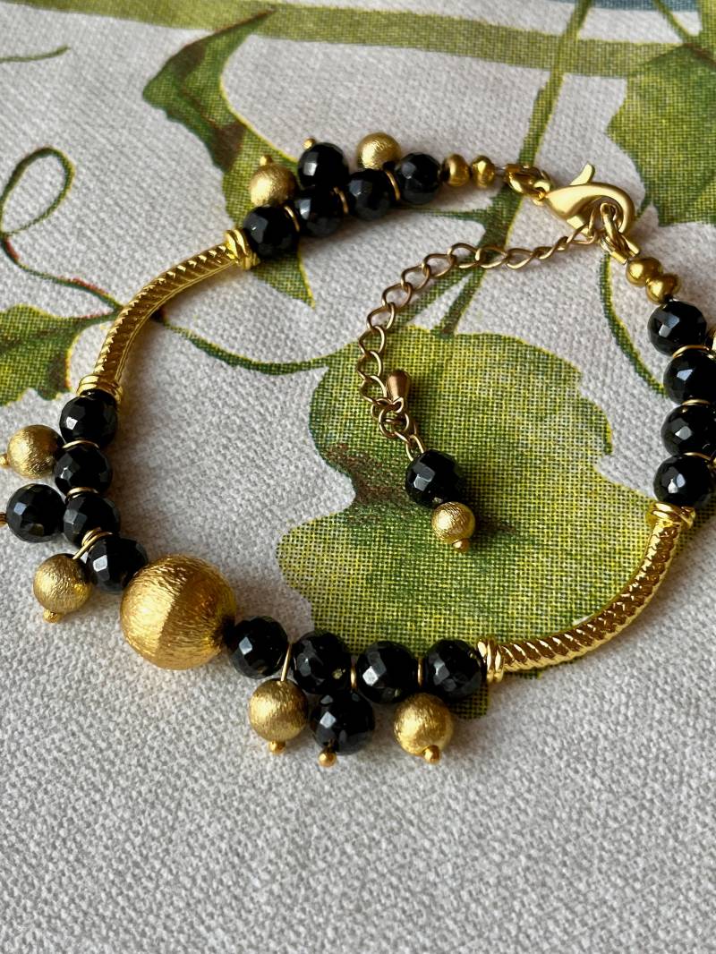 Schwarze Spinell Und Vergoldete Elemente Zeichnen Dieses Elegante Armband Aus Schwarze Spinell Und Vergoldete Elemente Zeichnen Dieses Elegante Armband Aus von GoldenCityJewels