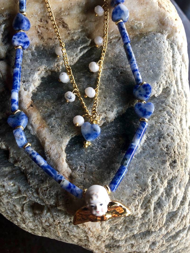 Süßer Kleiner Porzellan Engel in Der Mitte Künstlerkette Umgeben Von Blauen Sodalit Herzen Und Röhrchen Einer Kette Mit Silberit Süßer Kleiner Porzellan Engel in Der Mitte Künstlerkette Umgeben Von Blauen Sodalit Herzen Und Röhrchen Einer Kette Mit Silberit von GoldenCityJewels