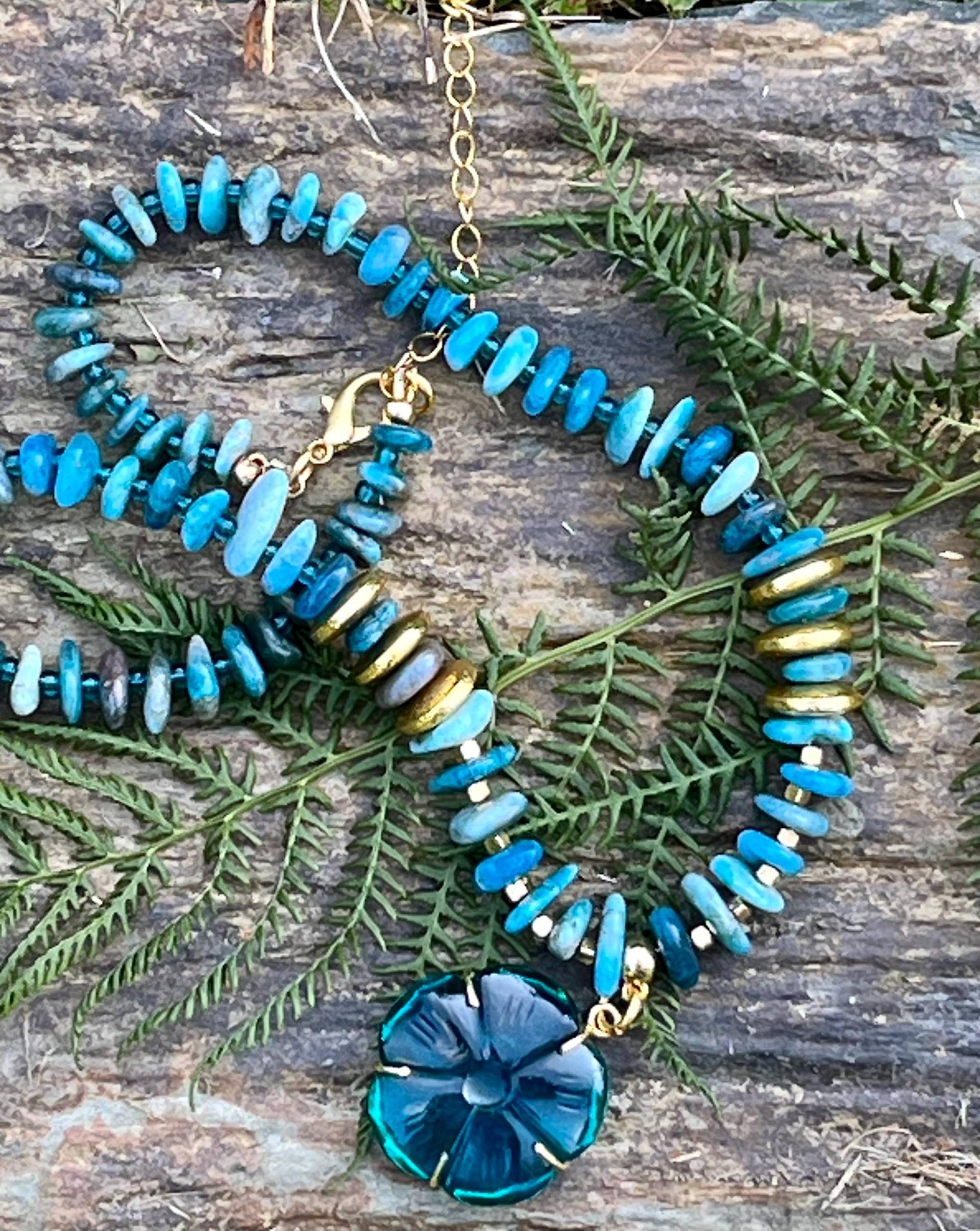 statement Kette Aus Wunderschönem Aaa Apatit Und Handgeschnitzter Blume von GoldenCityJewels