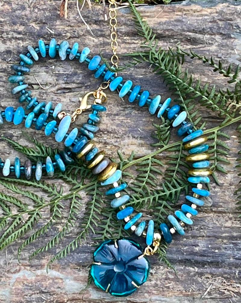 statement Kette Aus Wunderschönem Aaa Apatit Und Handgeschnitzter Blume statement Kette Aus Wunderschönem Aaa Apatit Und Handgeschnitzter Blume von GoldenCityJewels