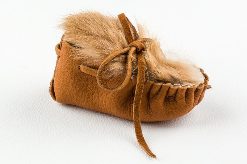 Baby Mokassin Booties Duschgeschenk in Rost Hirschleder Wildleder Mit Kaninchenfell von GoldenGifts