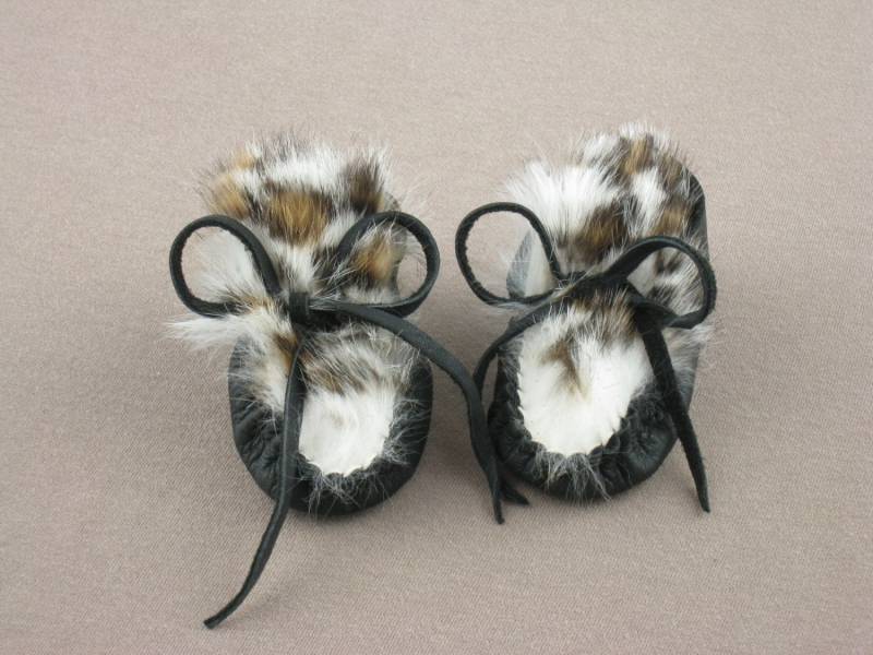 Baby Mokassin Dusche Geschenk Schwarz Hirschleder Neugeborenen Bootie, Kleinkind Lederschuh, Leopard Kaninchenfell, Einzigartige Handgemachte Kinder von GoldenGifts