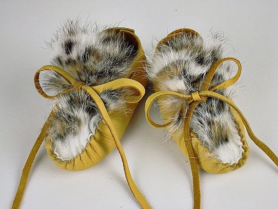 Hirschleder Baby Mokassin Booties Mit Leopard Print Kaninchenfell Sind Ein Einzigartiges Duschgeschenk von GoldenGifts