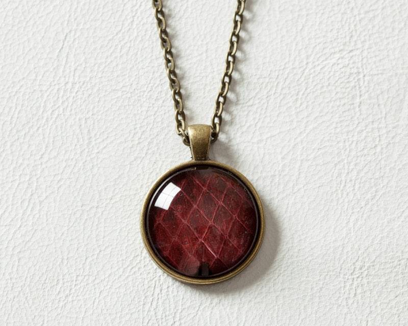 Jahr Der Schlange Echte Python Halskette Rot Schlangenhaut Anhänger, Antike Messingkette, Glas Foto Schmuck von GoldenGifts