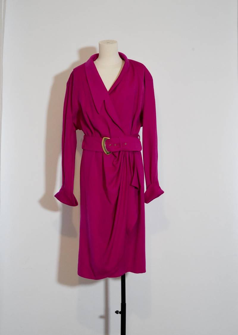M | Jean Claire 80Er Jahre Vintage Kleid, Fuchsia Drapiertes Kleid Mit Gürtel Taille Und Gold Schnalle von GoldenGirlClothing