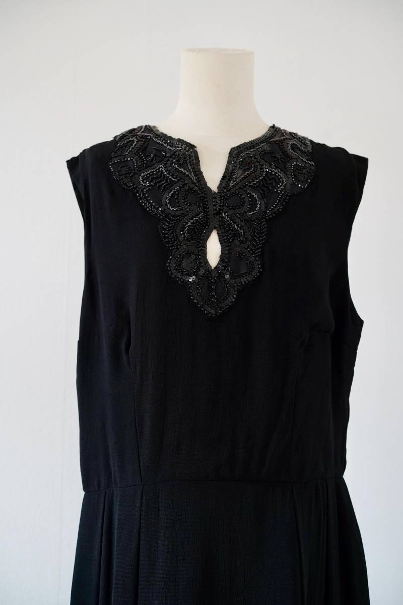 M-L | 1970Er Jahre Handarbeit Cocktailkleid Mit Perlen Und Perlenbesatz von GoldenGirlClothing