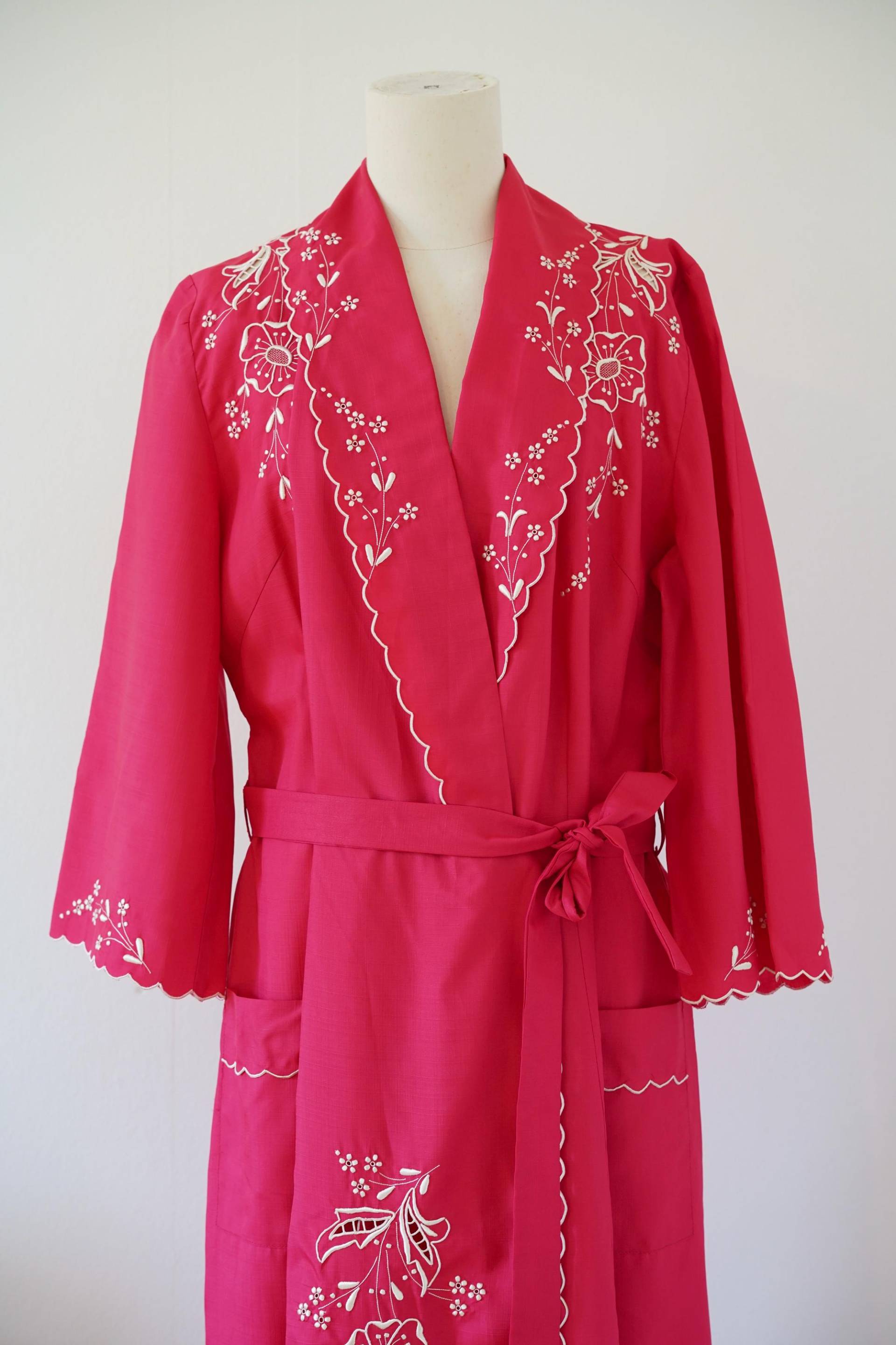 xl-xxl | 1970Er Jahre Morgenmantel Vintage Roter Fuchsiafarbener Mantel Mit Weißer Blumenstickerei von GoldenGirlClothing