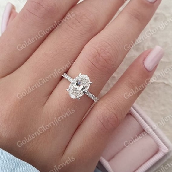 2.9 Ct Oval Cut Verlobungsring, Versteckter Halo Moissanit Ehering, Halbe Ewigkeit Pave Ring, Solitär Jubiläumsring Für Sie von GoldenGloryJewels