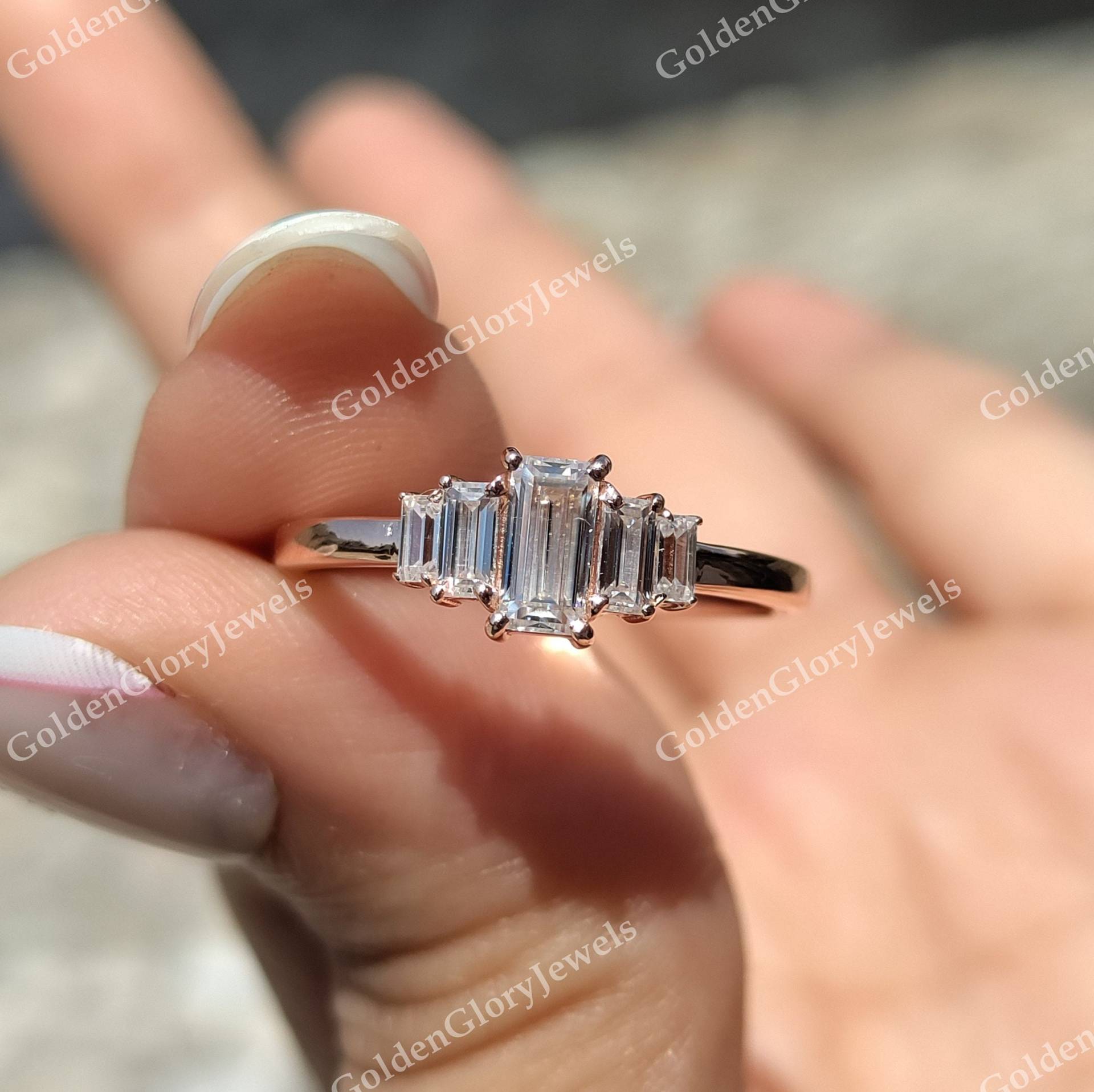 Baguette Schliff Moissanite Fünf Stein Ring, Minimalist Ehering Für Frauen, Ring von GoldenGloryJewels