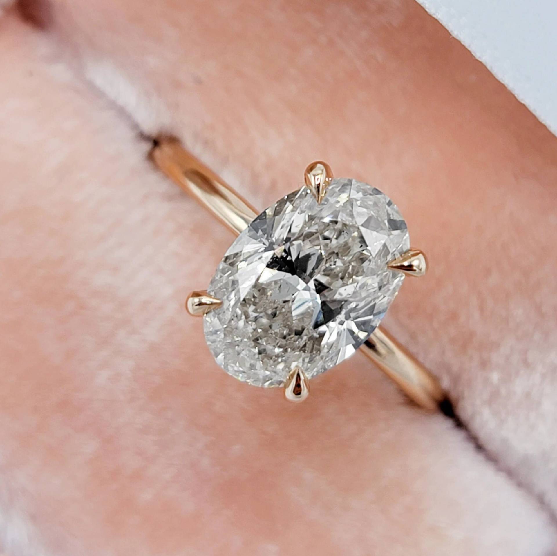 Oval Moissanite Verlobungsring, 4.7 Karat Ehering, Solitaire Ring, Massives Weißgold Ring von GoldenGloryJewels