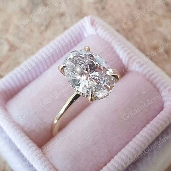 Ovaler Moissanite Verlobungsring, 4.7 Karat Ehering, Solitär Ring, 14K/18K Gold Versteckter Halo Ring von GoldenGloryJewels