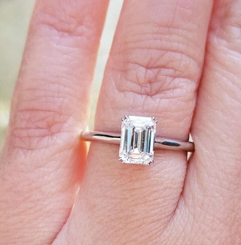 1.50 Ct Smaragdschliff Verlobungsring - Smaragd Solitär Ring 14K Weiß Vergoldeter Diamant Simulant Cz Verlobungsring von GoldenGooseJewelsIN