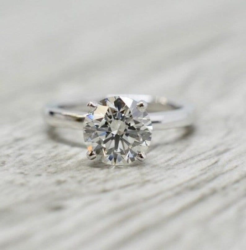 2 Karat Solitär Verlobungsring, 14K Weiß Plattiert 4 Zange Ehering, Brilliant Cut Verlobung Brautring, 8 Mm Rund Ring 2 Karat Solitär Verlobungsring, 14K Weiß Plattiert 4 Zange Ehering, Brilliant Cut Verlobung Brautring, 8 Mm Rund Ring von GoldenGooseJewelsIN