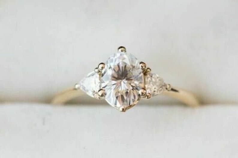 9x7 Mm Ovalschliff Diamant Drei Stein Verlobungsring 14K Gelb Vergoldet-Oval Weiß Simulierter Ring 3 von GoldenGooseJewelsIN