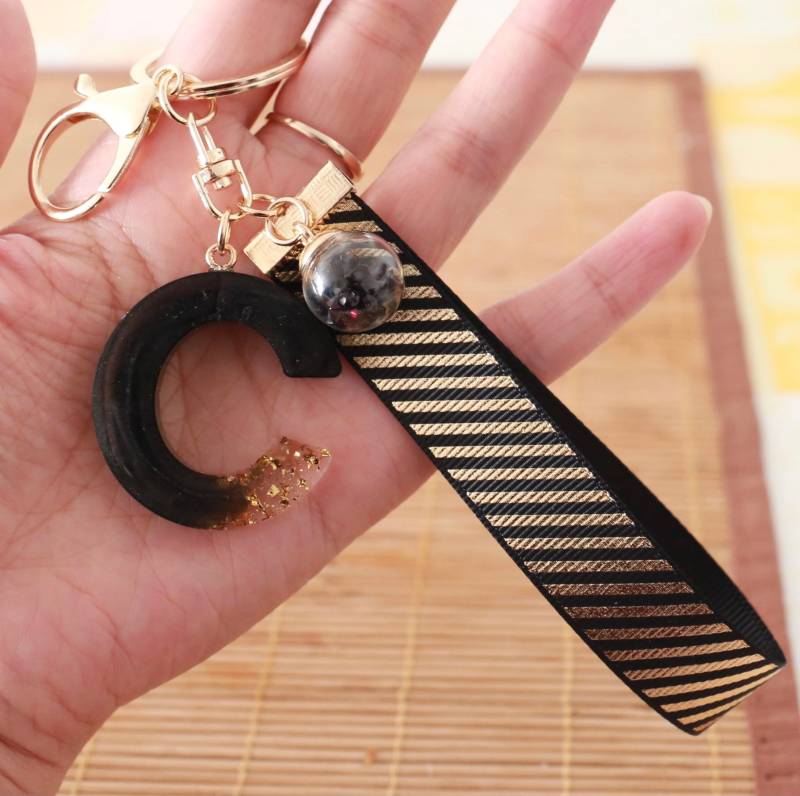 Erste Resin Schlüsselanhänger Mit Name Namen Auto Buchstaben Buchstabe Text Personalisiert Schwarz Goldblatt von fanfandesignstudio