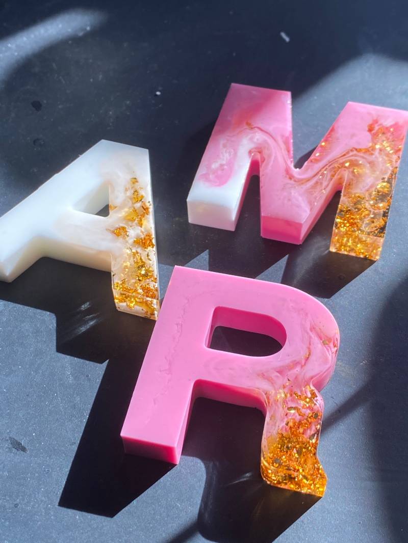 Erste Schlüsselanhänger Mit Name Namen Auto Buchstaben Buchstabe Text Personalisiert Gold Pink Weiß von fanfandesignstudio