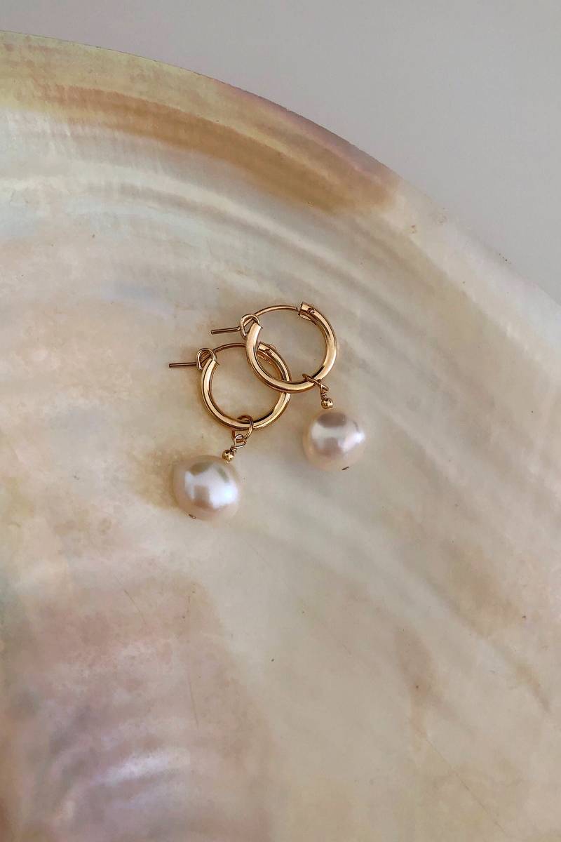 Zierliche Goldcreolen Barocke Perle Als Brautschmuck von GoldenLinings