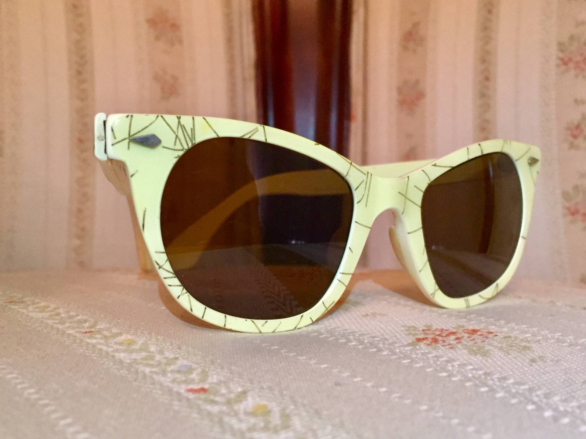 Vintage 60Er Jahre Golden Accent American Optisch Cosmetan Cateye Sonnenbrille Vintage 60Er Jahre Golden Accent American Optisch Cosmetan Cateye Sonnenbrille von GoldenPyramidSunnies
