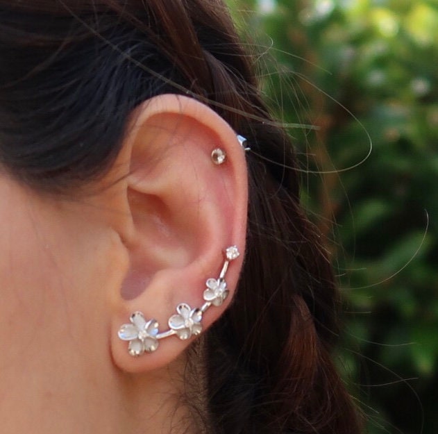 Plumeria Ohr Kletterer/Ear Crawler/Ohr Kletterer Ohrringe Sterling Silber Mit Cubic Zirkonia von GoldenSandJewelry