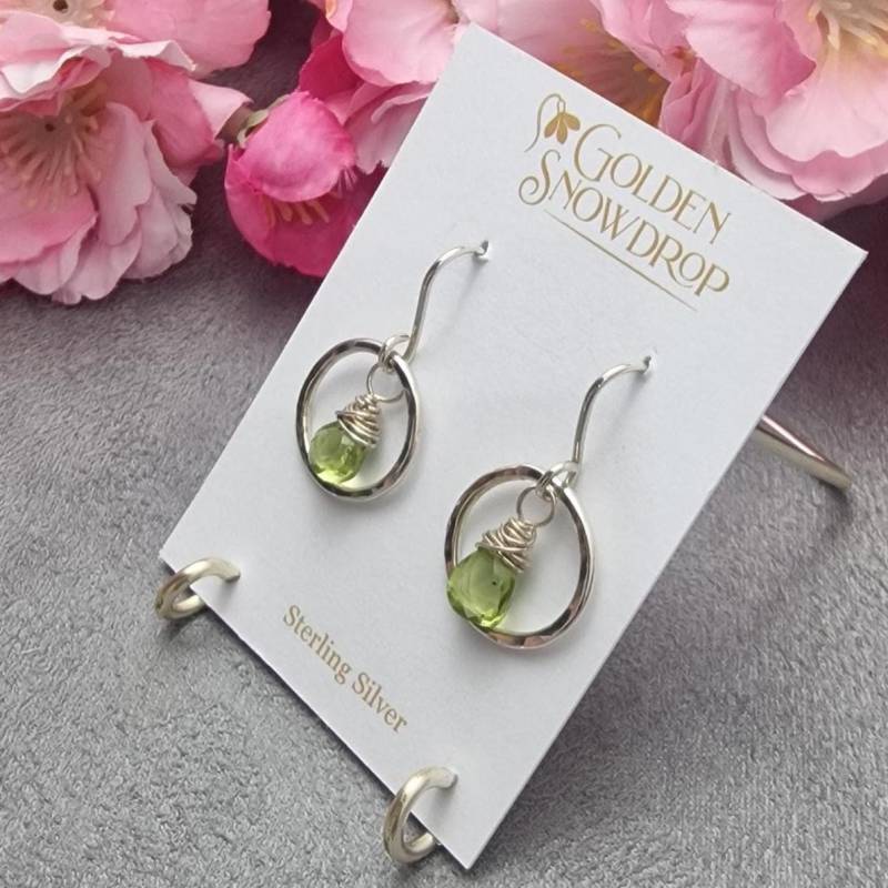 Facettierte Peridot Edelstein Ohrringe. 925 Sterling Silber. Offene Kreis August Geburtsstein. Gehämmertes Finish von GoldenSnowdrop