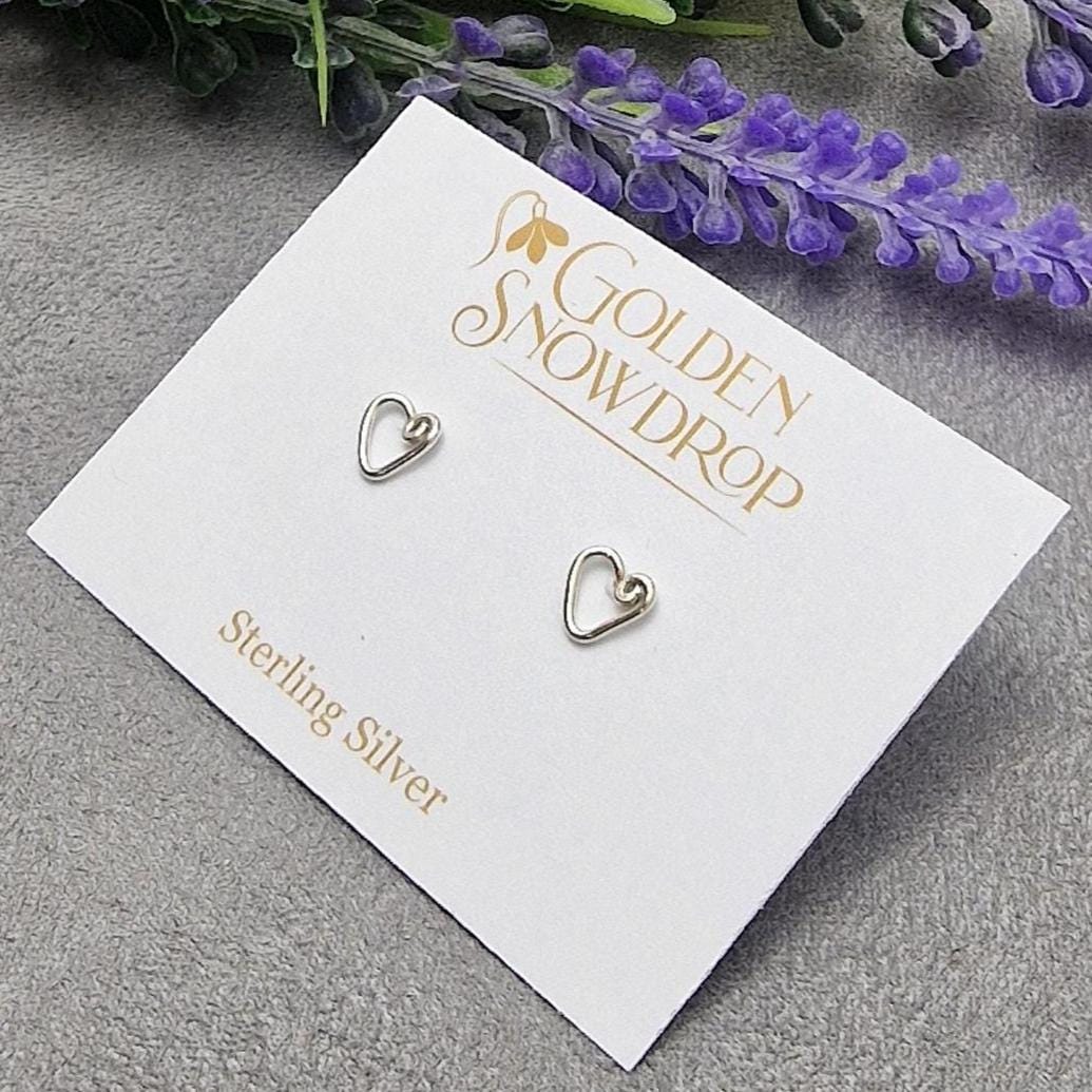 Herz Spirale Ohrstecker. 925 Sterling Silber. Zierlich. Handgefertigt. Spiral-Detail. Süße Liebe & Freundschaft Geschenk. Romantik. Kleine Herz Spirale Ohrstecker. 925 Sterling Silber. Zierlich. Handgefertigt. Spiral-Detail. Süße Liebe & Freundschaft Geschenk. Romantik. Kleine von GoldenSnowdrop