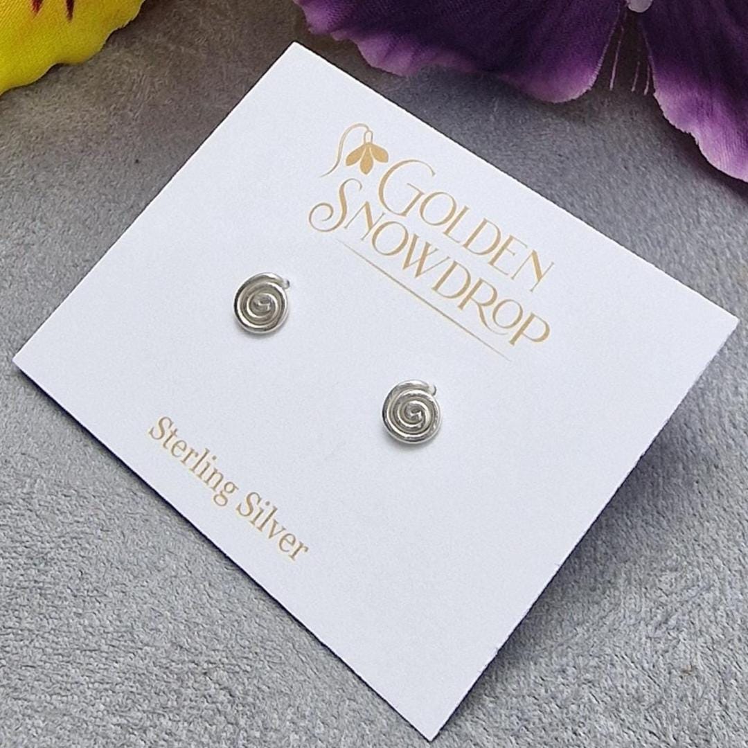 Spiral Kleine Ohrstecker. Wirbel 925 Sterling Silber. Netter Jeden Tag Ohrring. 5 Mm Ohrringe. Kreis Des Lebens. Handgefertigt Spiral Kleine Ohrstecker. Wirbel 925 Sterling Silber. Netter Jeden Tag Ohrring. 5 Mm Ohrringe. Kreis Des Lebens. Handgefertigt von GoldenSnowdrop