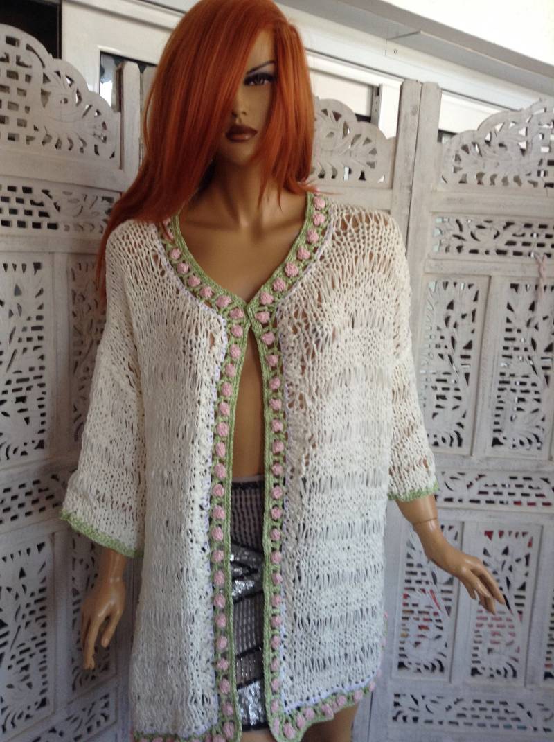 Handgefertigter Gestrickter Kimono Duster Übergroße Weiße Rosen-Vertuschung von GoldenYarn