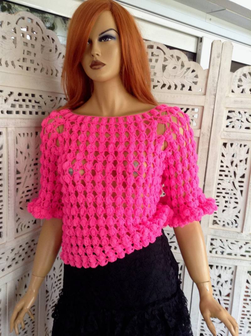 Handgehäkeltes Neon Pinkes Oberteil Mit Bommeln Rüschenärmel, Luxusstrick von GoldenYarn