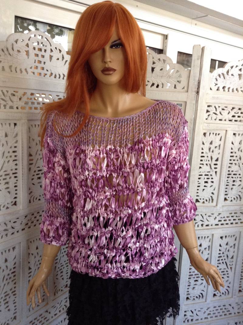 Handgemachte Lila Ribbon Yarn Pullover Sparkle Open Knit Luxusstrick von GoldenYarn