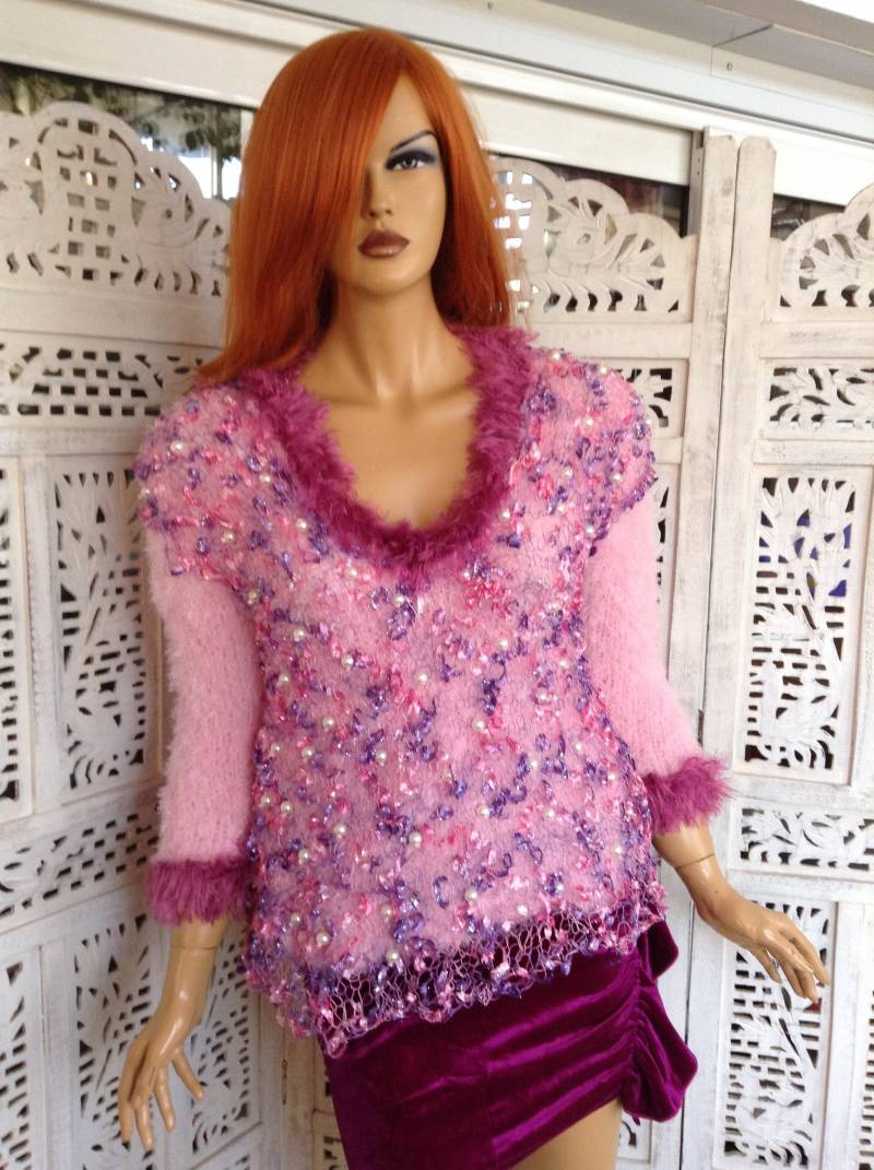 Handgemachter Flauschiger Strickpullover Rosa Flieder, Perlen, Kunstpelzbesatz, Damenstrick, Strickwaren Zum Basteln von GoldenYarn
