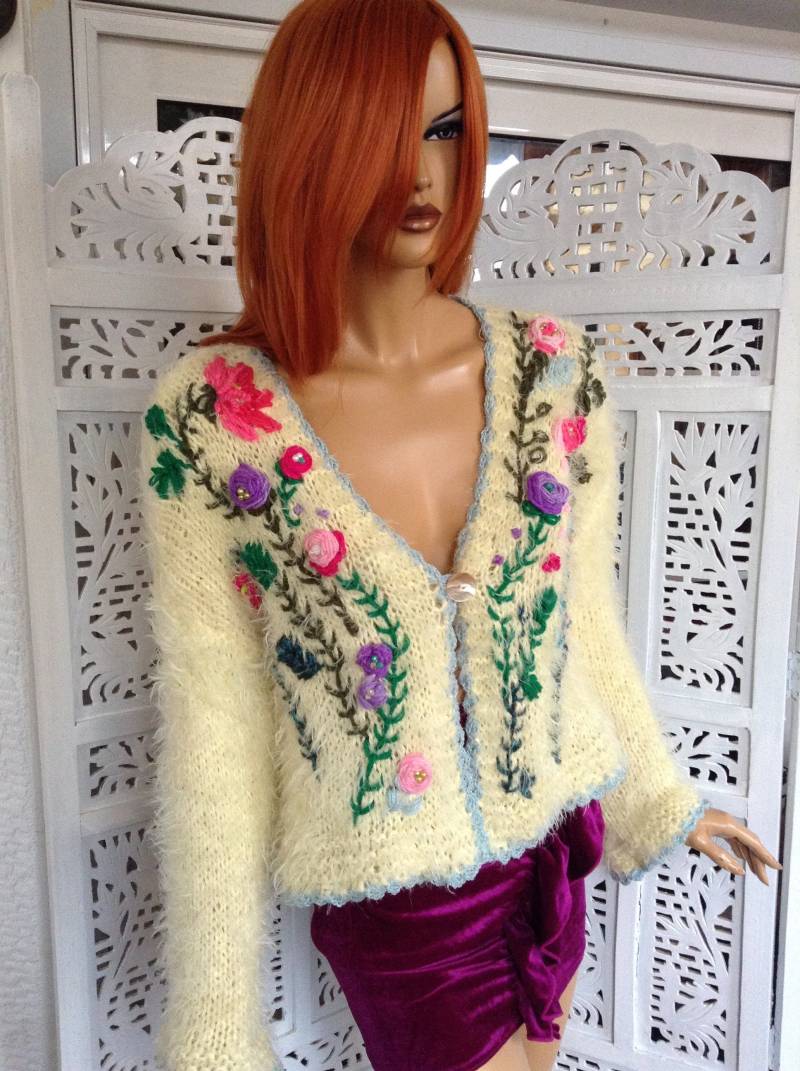 Handgestrickte Blumen Bestickte Strickjacke Lichtgelbe Flauschige Strickjacke-Frauenstricksachen von GoldenYarn