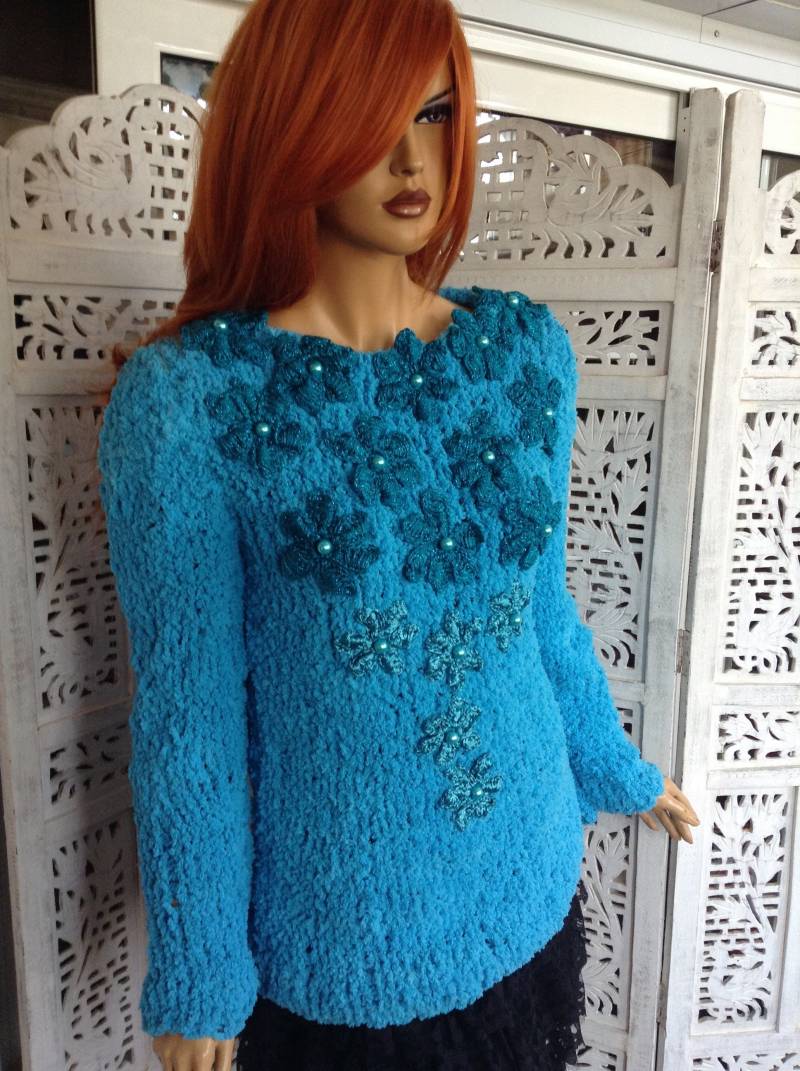 Handgestrickter Flauschiger Blauer Pullover Gestickte Häkelblumen, Frauen-strickwaren, Geschenke von GoldenYarn
