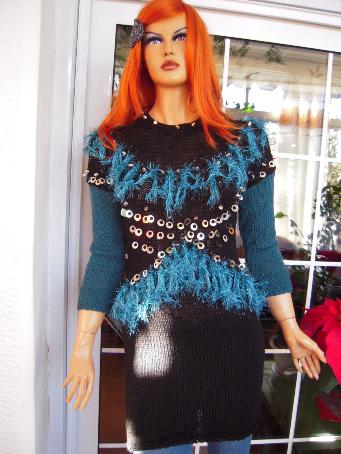 Handgestricktes Kleid Mini Boho, Schwarz Teal Quasten Handwerk Geschenke von GoldenYarn
