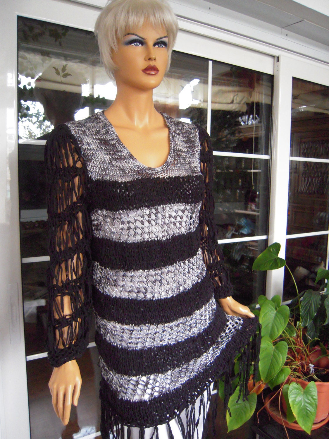 Kleid Handgestricktes Fransen Kleid/Pullover in Silber Und Schwarz Größe M/L Von Goden Yarn von GoldenYarn