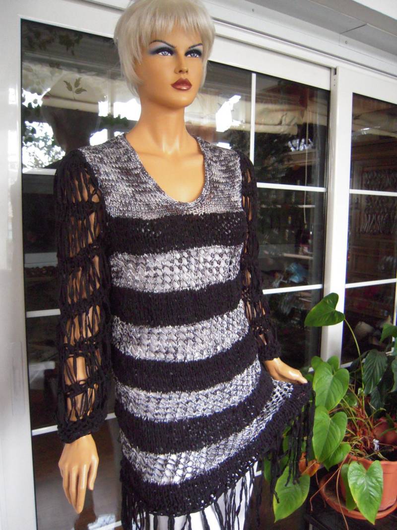Kleid Handgestricktes Fransen Kleid/Pullover in Silber Und Schwarz Größe M/L Von Goden Yarn von GoldenYarn