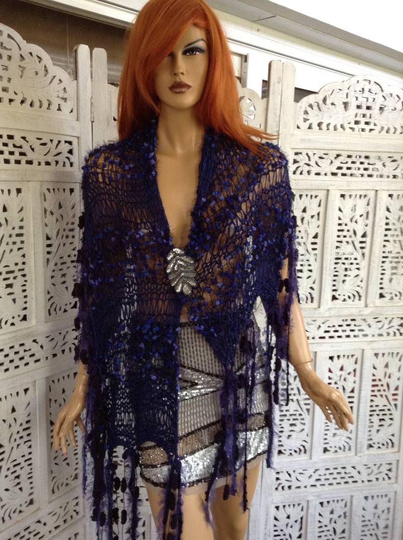 Royal Blau Strickschal Handgefertigte Offene Weave Schal Mit Pom Quasten von GoldenYarn