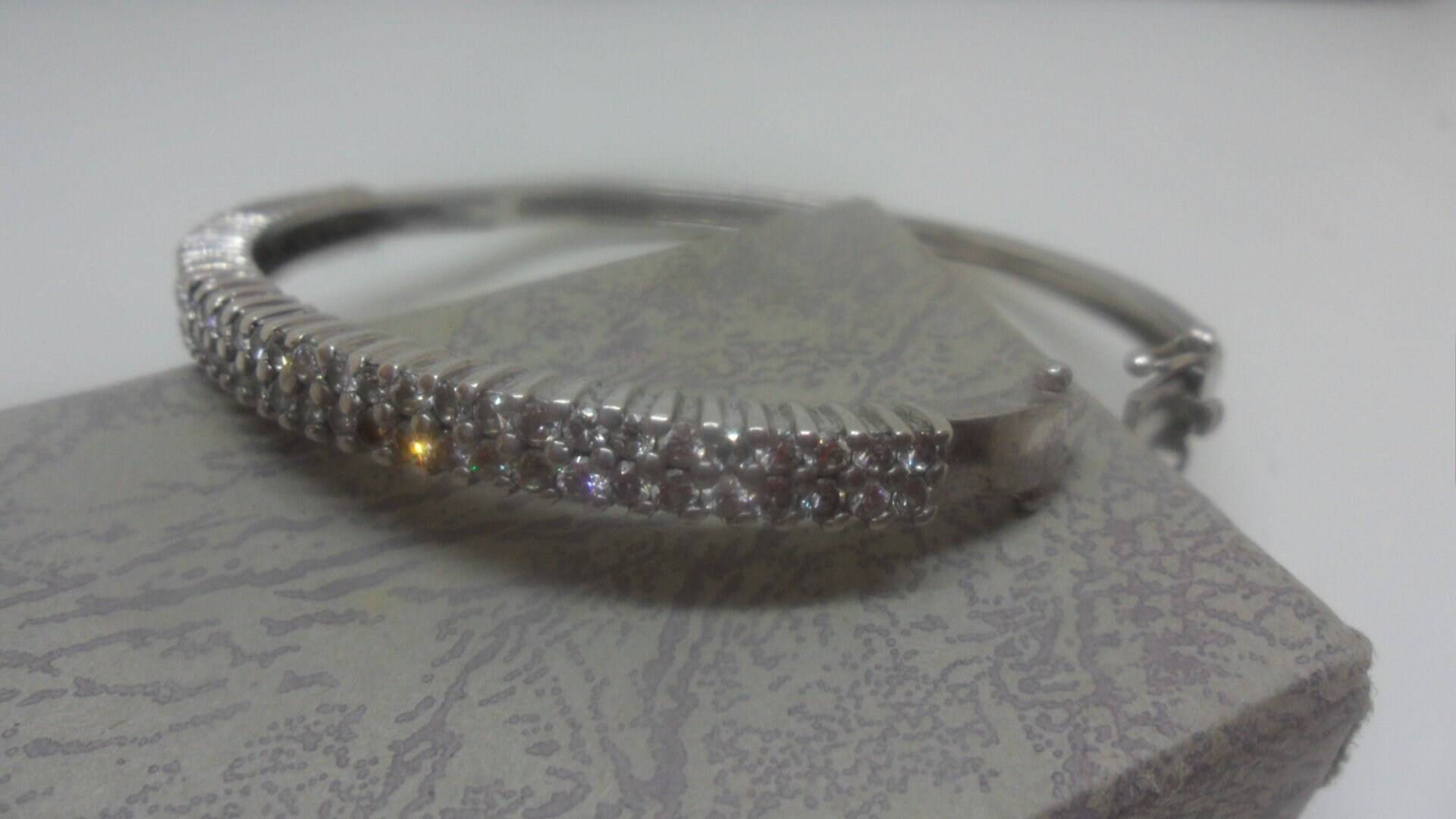 Vintage Sterling Silber Diamonte Armreif Doppelreihiges Klapparmband Vintage Sterling Silber Diamonte Armreif Doppelreihiges Klapparmband von GoldenYearsByFiona
