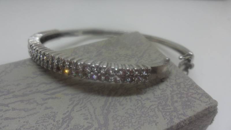 Vintage Sterling Silber Diamonte Armreif Doppelreihiges Klapparmband Vintage Sterling Silber Diamonte Armreif Doppelreihiges Klapparmband von GoldenYearsByFiona