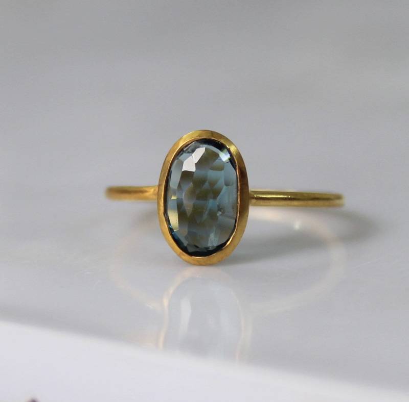 Solid Gold London Blautopas Ring - Handgemachter Edelstein von Goldencuriosity