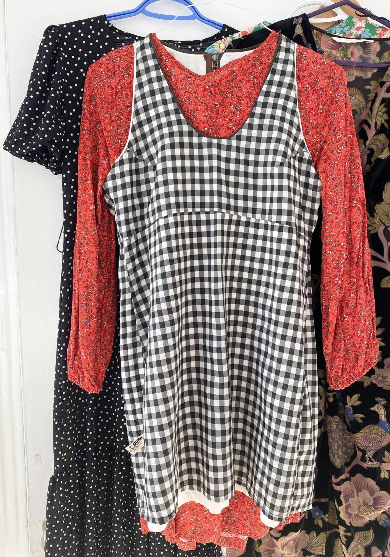 Das Perfekte Weiße Ärmellose Gingham-Kleid One-Of-A-Kind Mittlere Größe Mit Langem Reißverschluss Hinten von GoldengenTreasure
