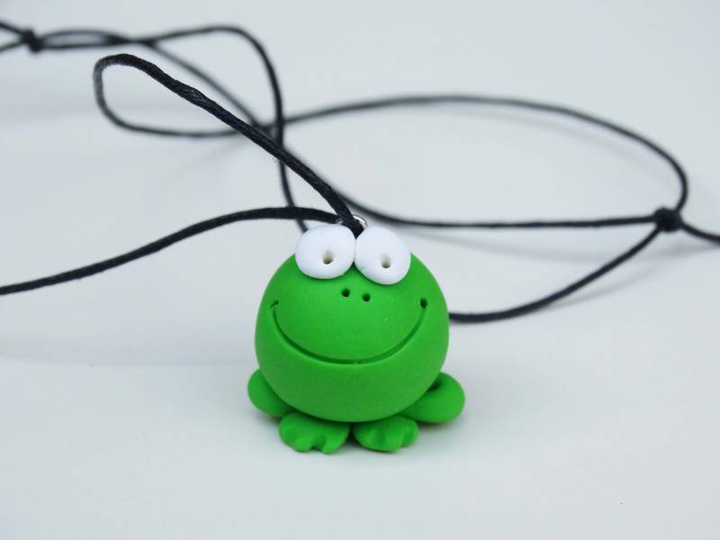Netter Frosch, Polymer Ton-Halskette, Grüner Frosch-Anhänger, Polymer-Tieranhänger, Polymer-Ton-Schmuck von GoldenhandsByStavrov