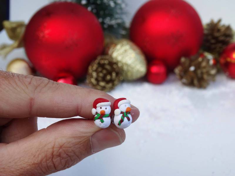 Polymer Clay Schneemänner, Schneemann Ohrstecker, Winter Ohrringe, Weihnachtsschmuck, Schneemann Schmuck, Schneemann Ohrringe, Weihnachtsthema von GoldenhandsByStavrov