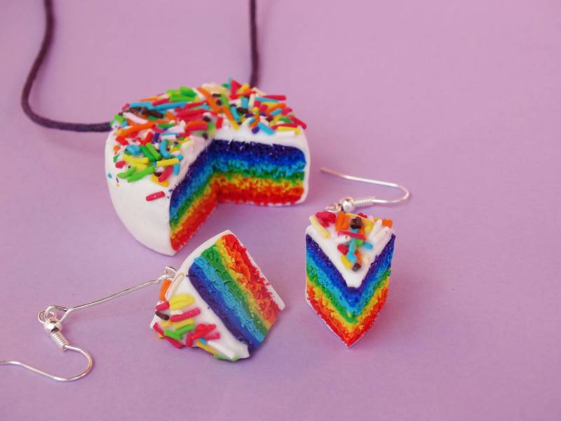 Regenbogen Kuchen Schmuckset, Miniatur Essen, Kawaii Halskette, Polymer Clay Essen, Mini Essen Schmuck, Regenbogen Halskette, Kuchen Anhänger von GoldenhandsByStavrov