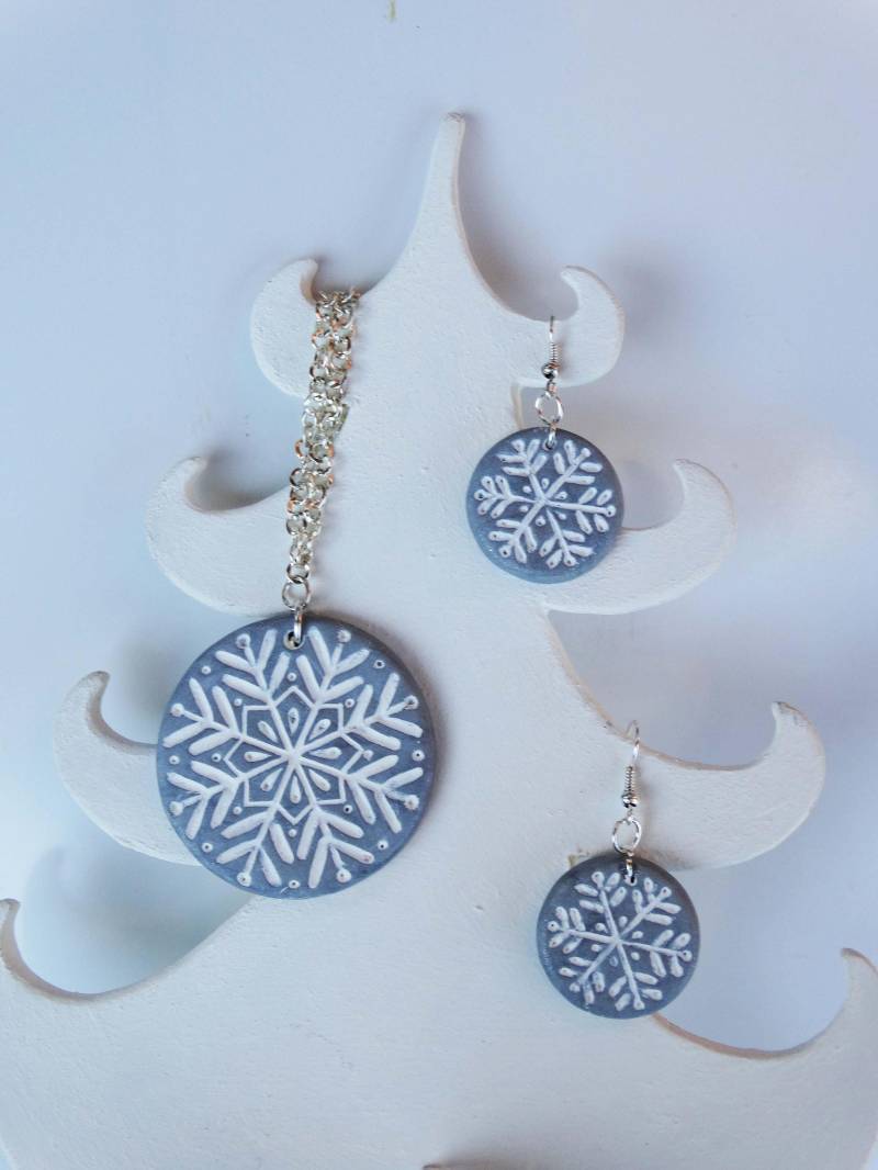 Weihnachtsohrringe, Ohrringe Aus Fimo, Schneeflocke Ohrringe, Winter Weihnachten Schneeflocken von GoldenhandsByStavrov