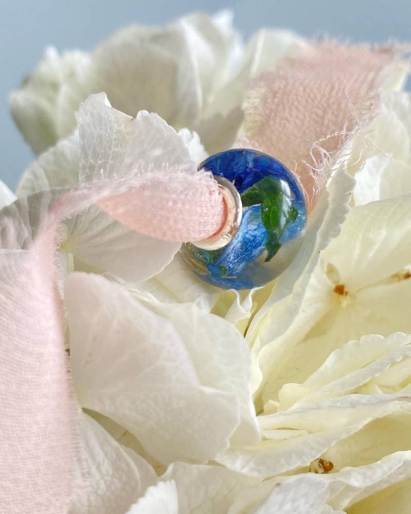 Perle Mit Brautstrauß Blüten Und 925Er Silber Perle Mit Brautstrauß Blüten Und 925Er Silber von GoldenleavesResinArt