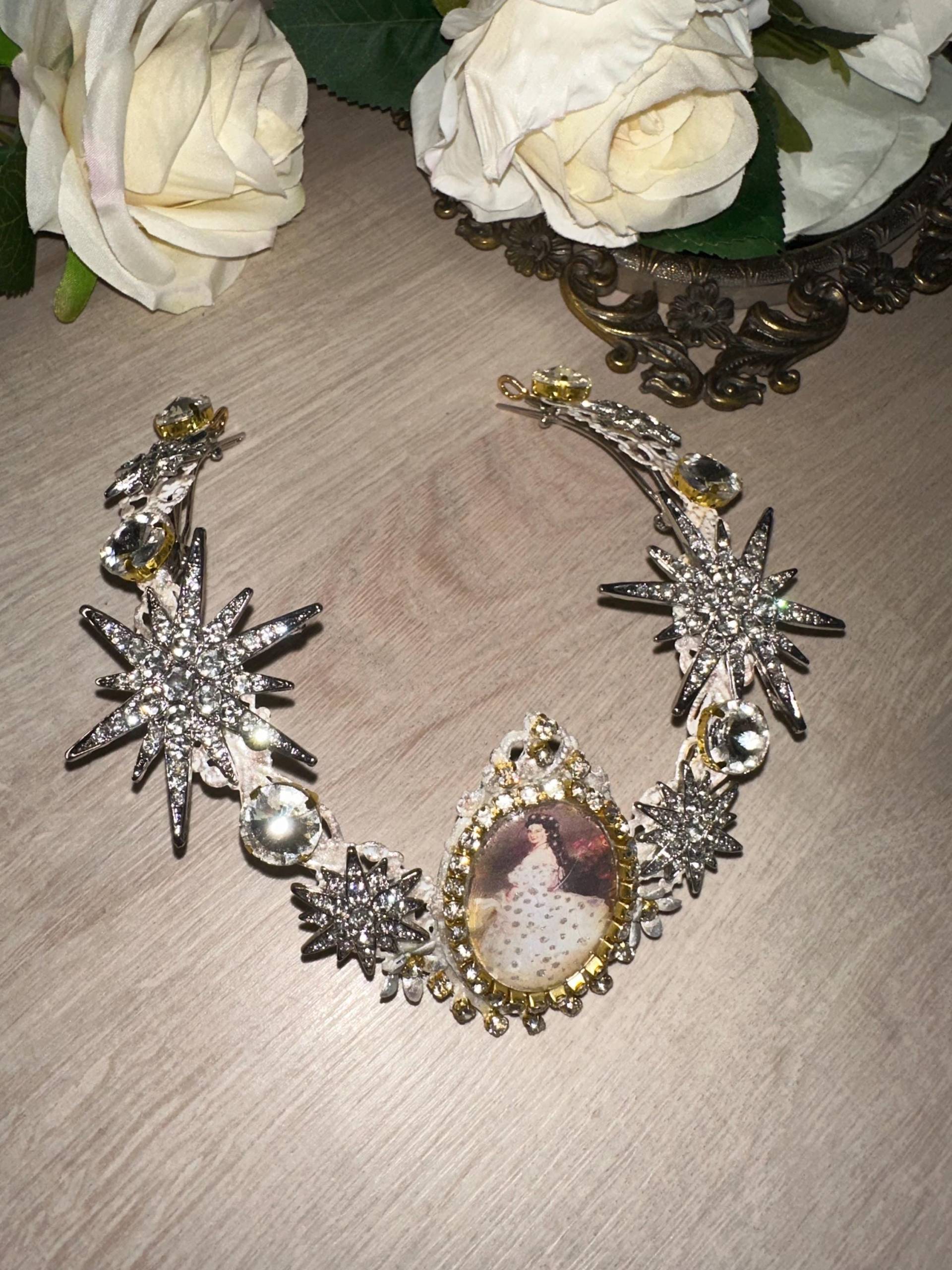 Die Sterne Sisis Tiaraback Of Head Tiaracrownempress Sisihinterkopf Diademhandmadefairy Tale Jewelryweddingdie Kaiserinsisitiara Die Sterne Sisis Tiaraback Of Head Tiaracrownempress Sisihinterkopf Diademhandmadefairy Tale Jewelryweddingdie Kaiserinsisitiara von GoldenschoenDesigns