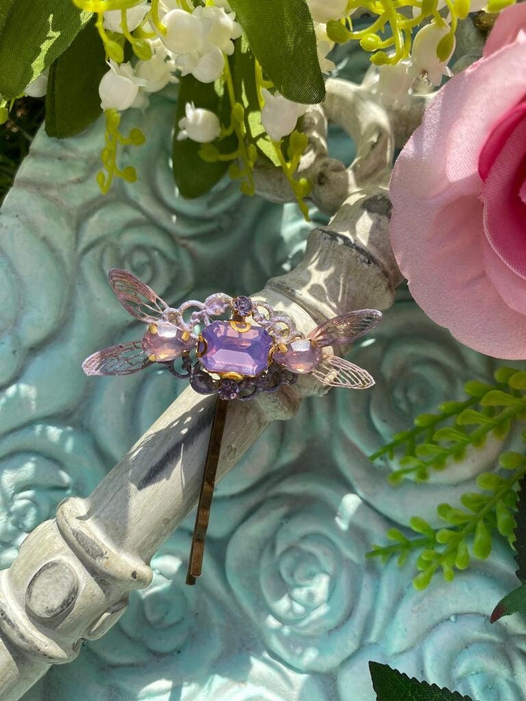 Haarklammer "Sugarplum Fairy' Fairycorehandmade Fairy Tale Hair Jewelleryfairy Aestheticenchanted Accessories Bobby Pin Haarklammer "Sugarplum Fairy' Fairycorehandmade Fairy Tale Hair Jewelleryfairy Aestheticenchanted Accessories Bobby Pin von GoldenschoenDesigns