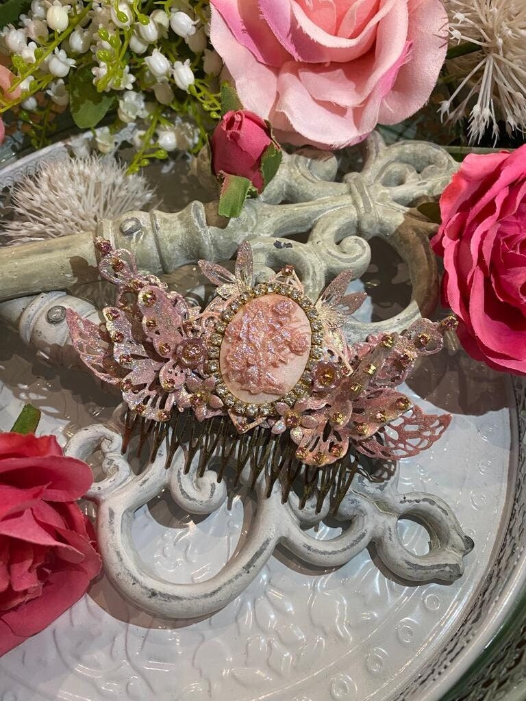 Haarspange "The Glittery Garden Of The Faes" Fairycorefairy Hairclip Whimsical Hair Jewelleryenchanted Accessorieshandmade Hairclip Haarspange "The Glittery Garden Of The Faes" Fairycorefairy Hairclip Whimsical Hair Jewelleryenchanted Accessorieshandmade Hairclip von GoldenschoenDesigns